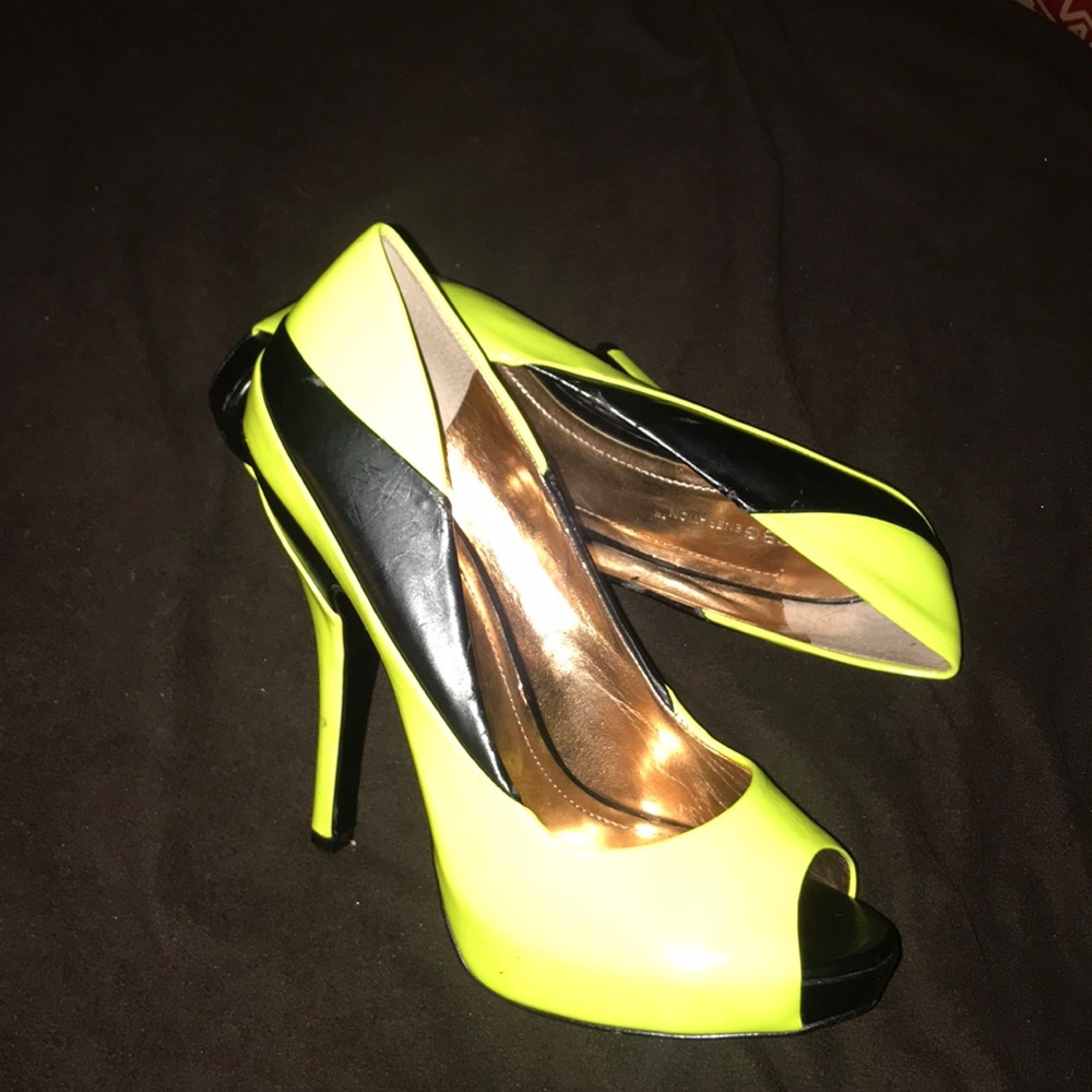 BCBGeneration neon/black shoe (peep-toe)